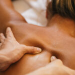 como-e-uma-massagem-tantrica-explorando-os-beneficios-tecnicas-e-experiencias
