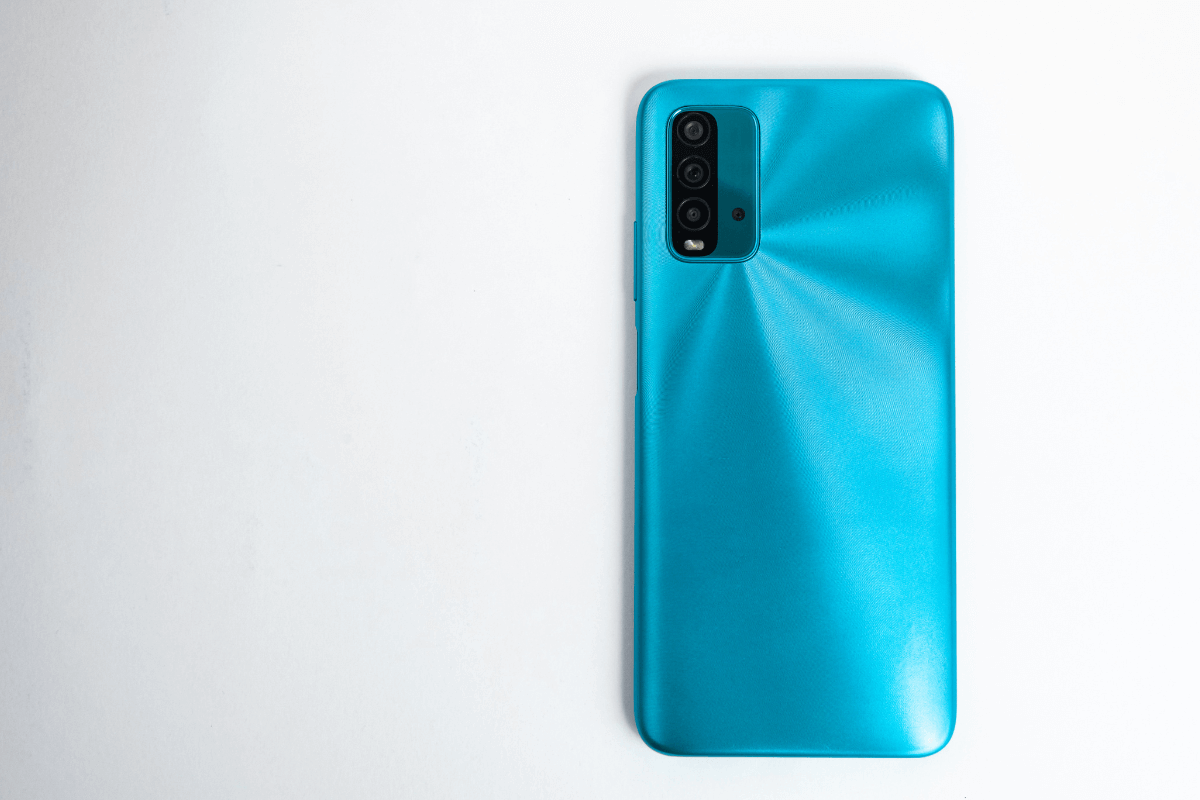 Smartphone azul com uma câmera de alta qualidade, usado para gravar e ganhar dinheiro com conteúdo erótico 18+!