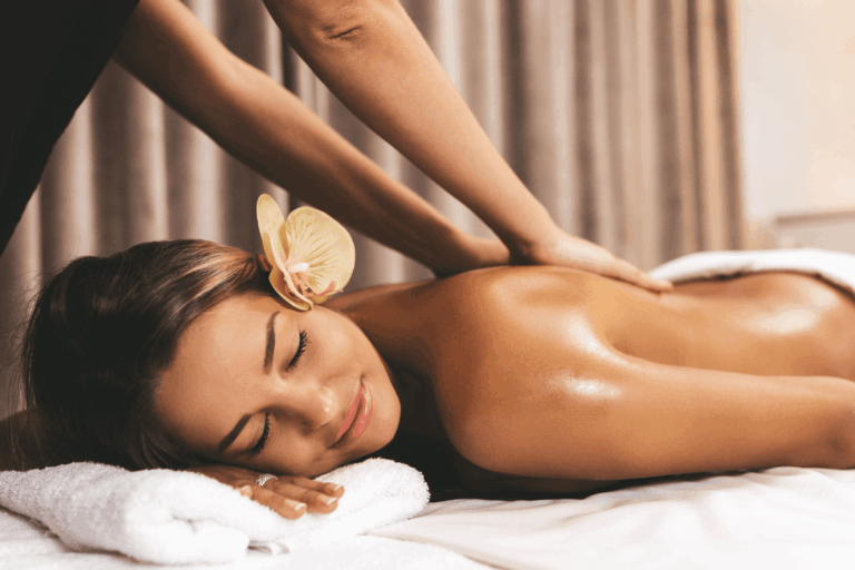 Massagista profissional aplicando técnica de relaxamento nas costas de uma mulher com óleo, ilustrando o que o massagista não pode fazer e os limites éticos do toque terapêutico na maca.