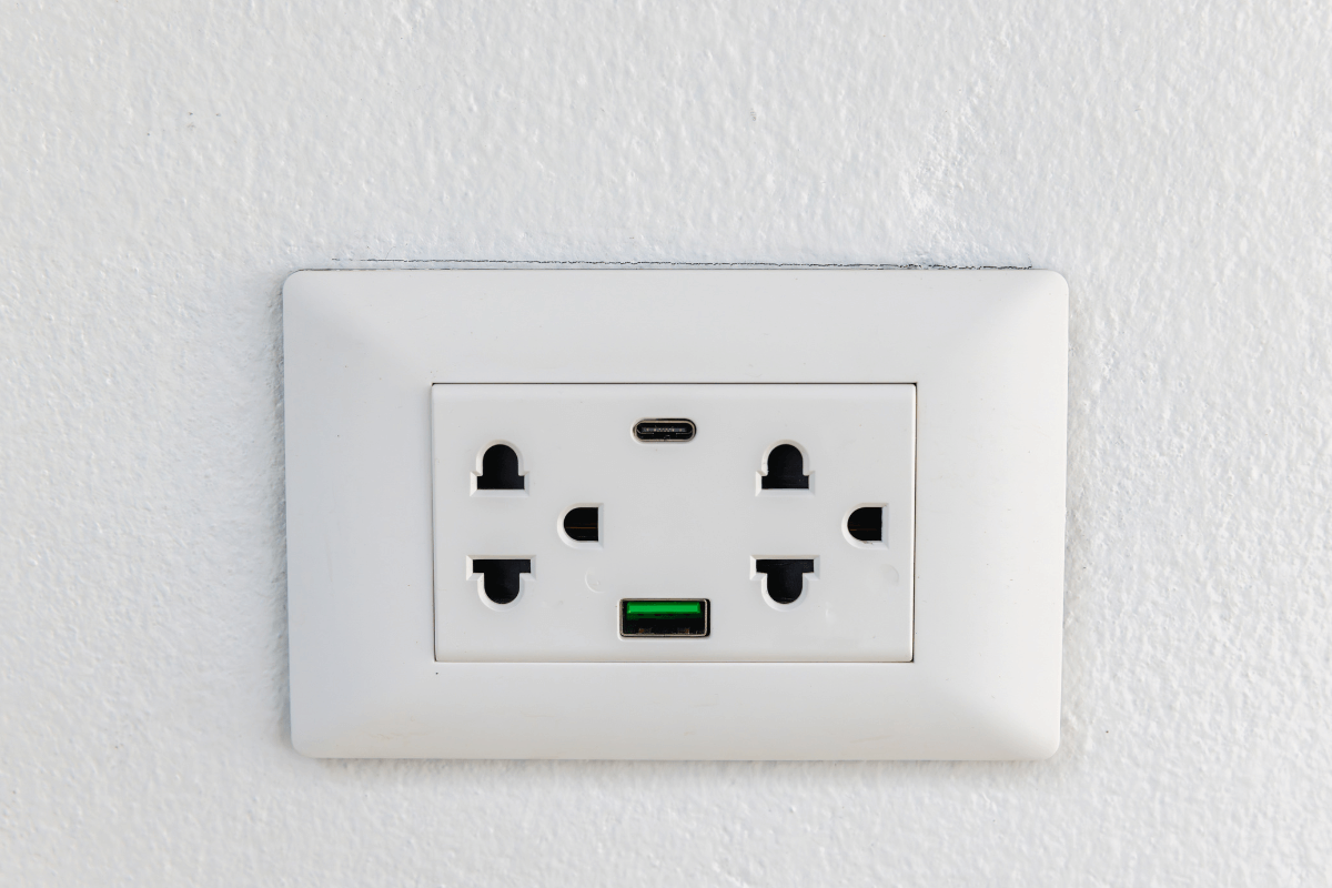 Teste de rede elétrica na tomada Tomada de parede com entradas USB, usada para testar se o problema de carregamento é na rede elétrica ou no massageador.