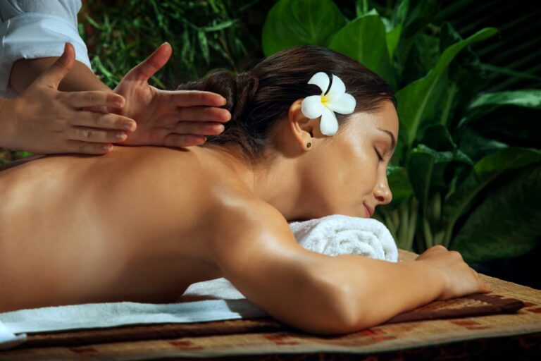 Mulher deitada recebendo um bela massagem sensual em um salão profissional